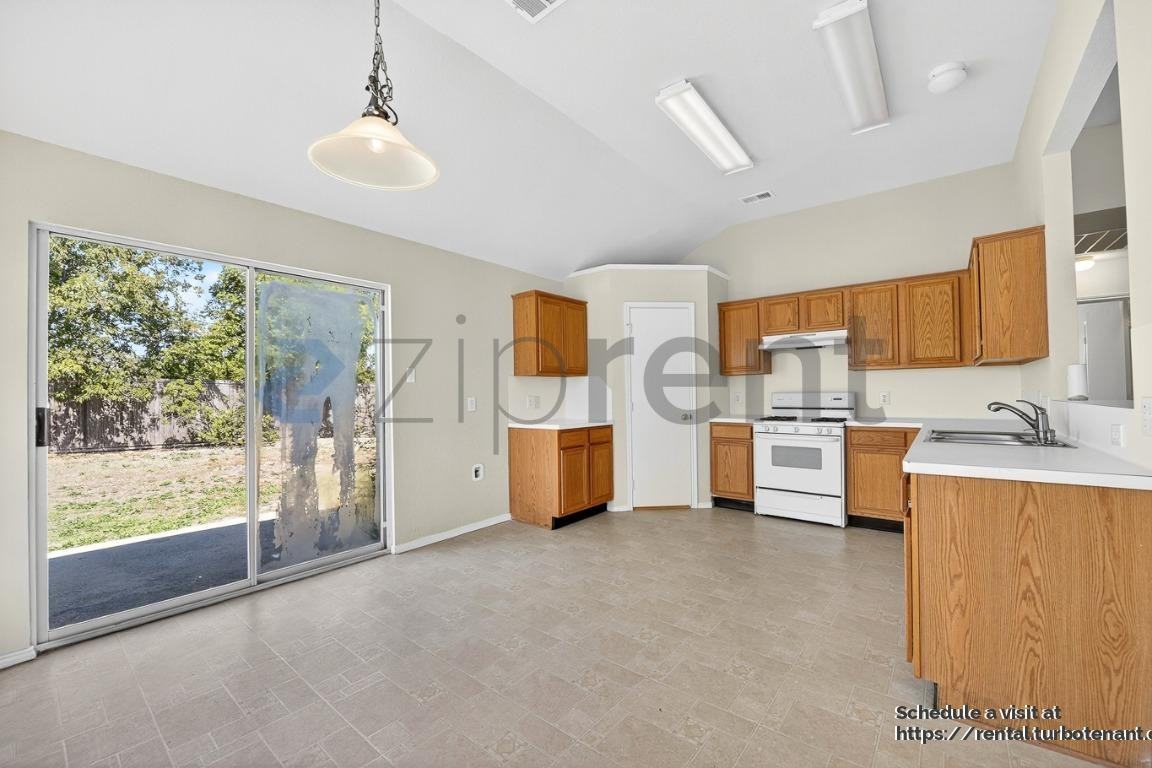 9100 Warren Dr - Photo 6 of 19