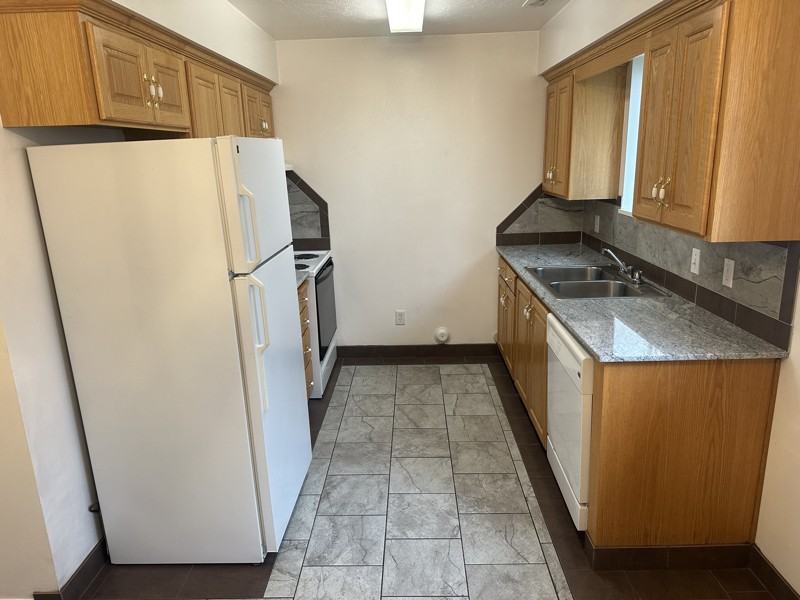 988 E St - Photo 2 of 12