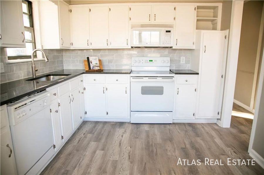 1500 Southwest Sunset Street - Photo 3 of 33