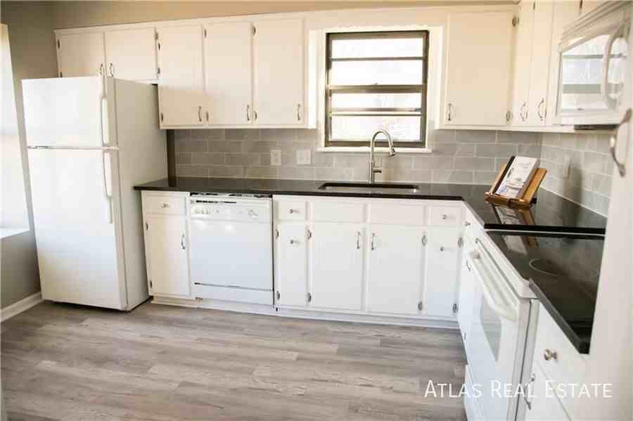 1500 Southwest Sunset Street - Photo 4 of 33