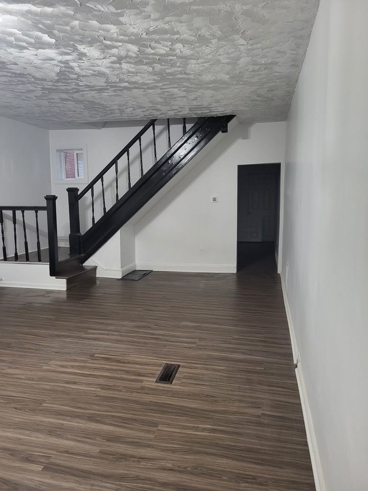 1115 W 6th St #0 - Photo 2 of 11