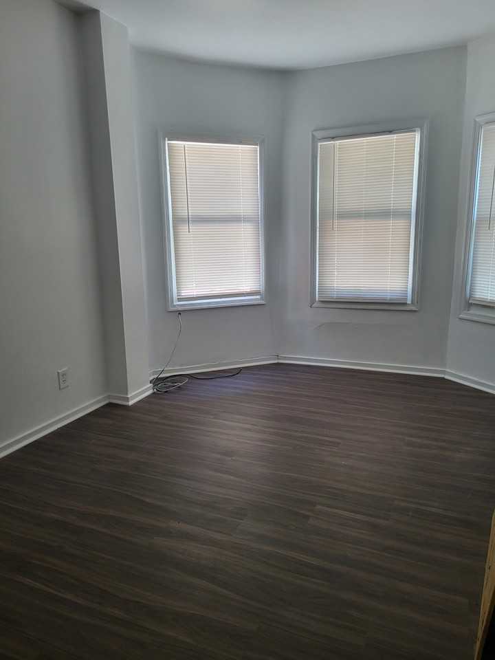 1115 W 6th St #0 - Photo 6 of 11