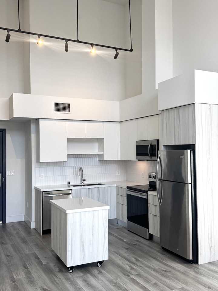 6535 Melrose Ave #406