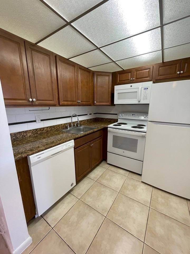 9 East New England Boulevard #9 - Photo 2 of 6