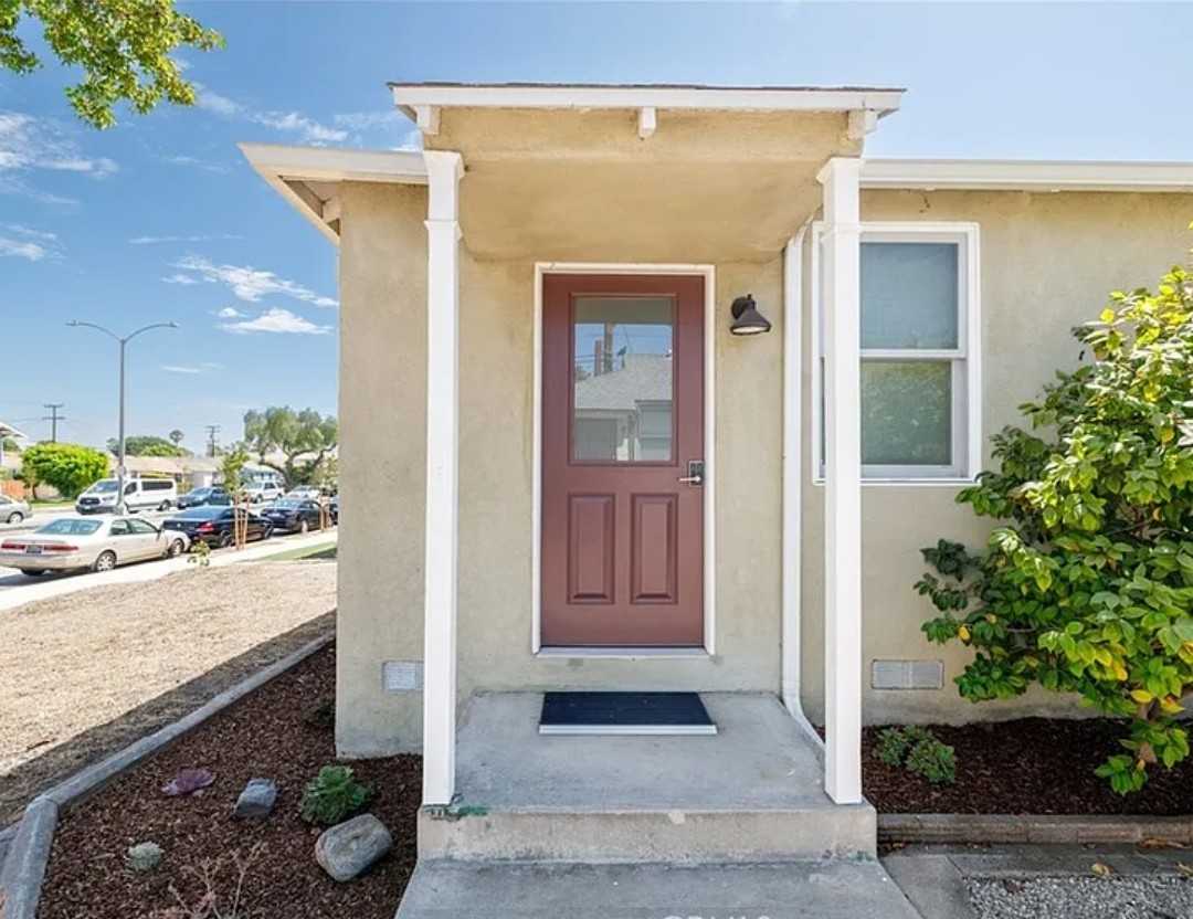 1723 Cabrillo Ave #A - Photo 3 of 17