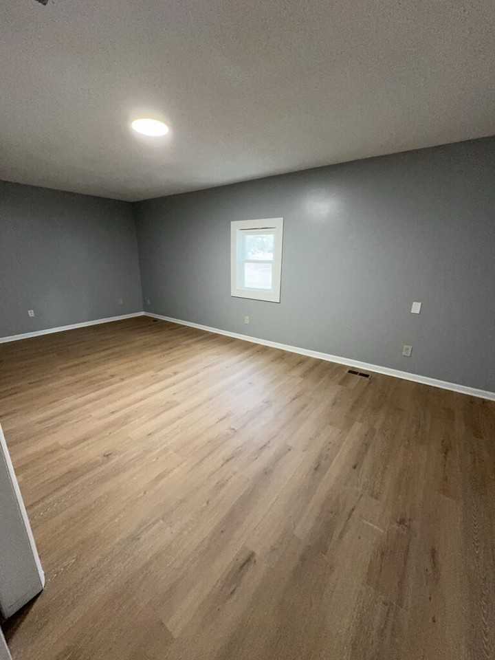 5300 S Seneca St - Photo 6 of 17