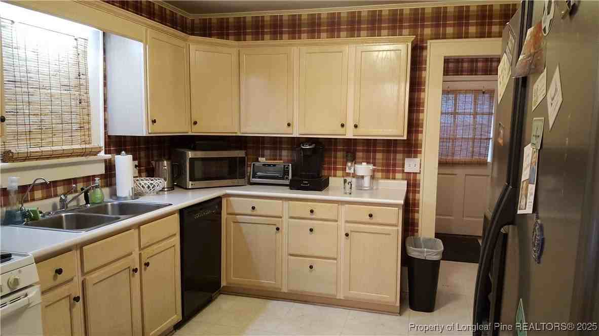 1813 Queen Street - Photo 3 of 10