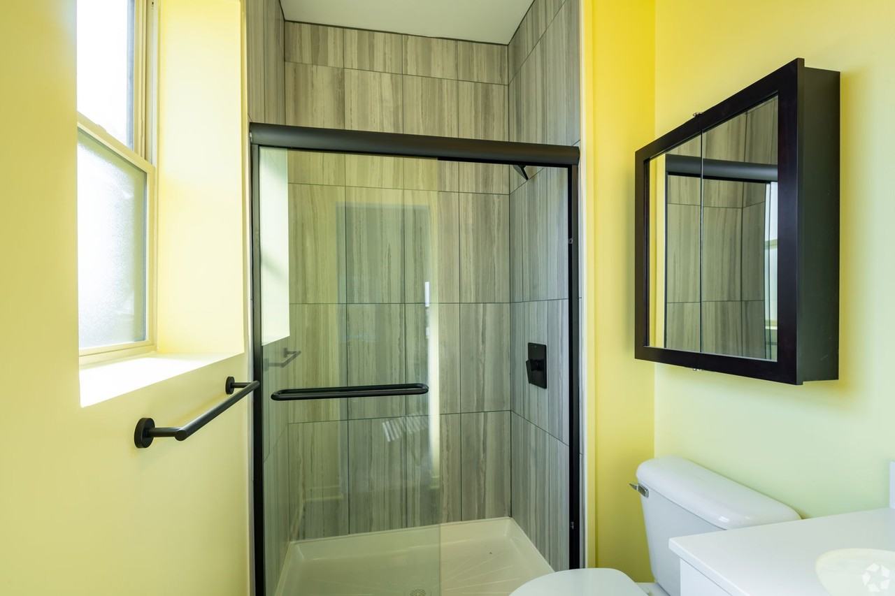 479 W Willis St - Photo 7 of 8