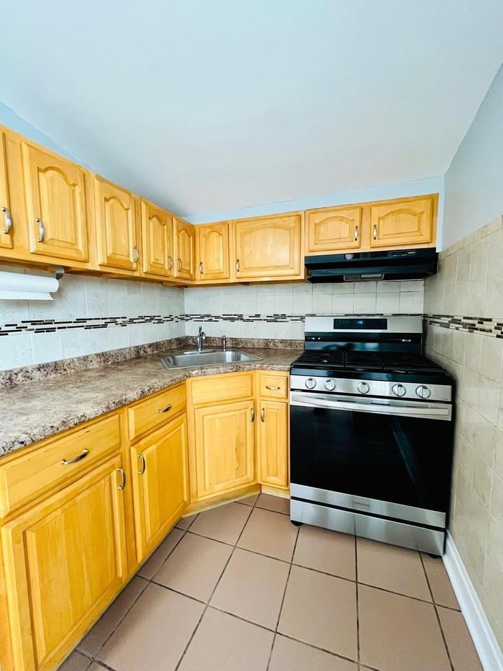 98 Bergen Ave #3 - Photo 6 of 12