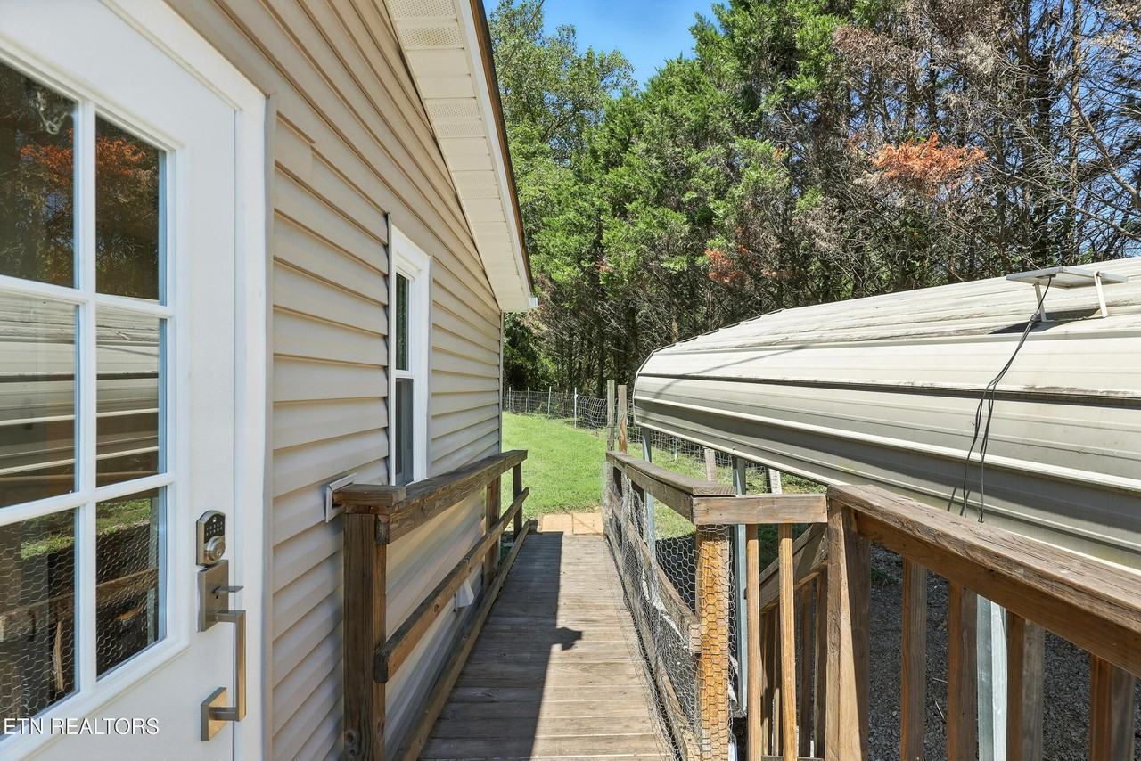 6105 Thomas Weaver Rd - Photo 5 of 35