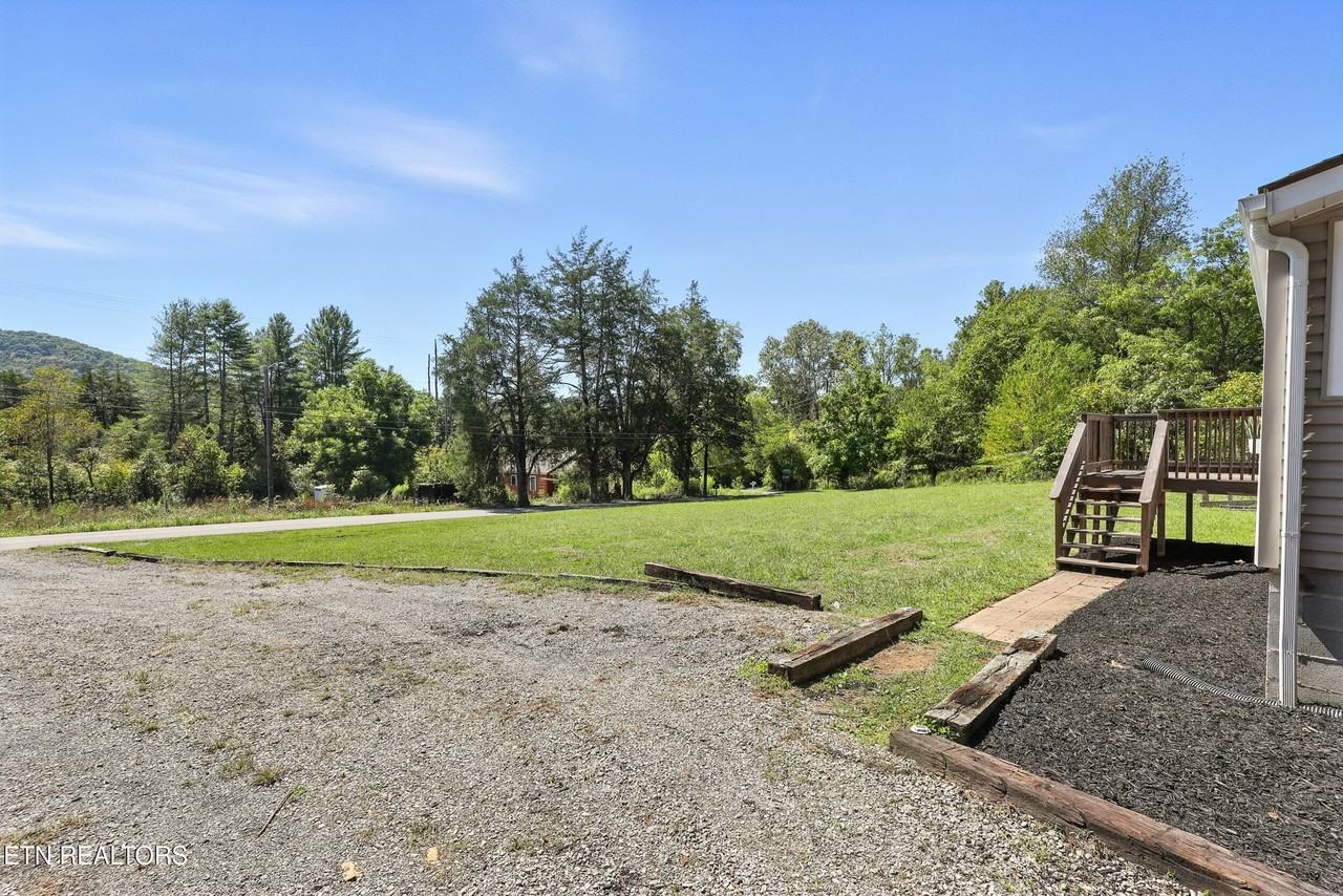 6105 Thomas Weaver Rd - Photo 6 of 35