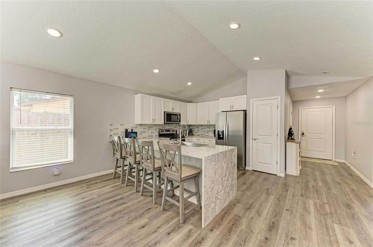 827 Bacon Ave - Photo 2 of 8