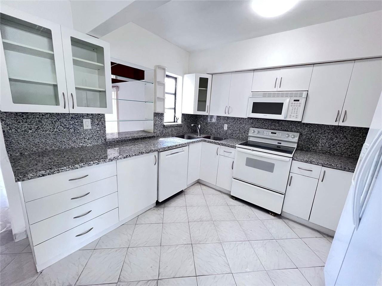 2101 Sw 81st Ave - Photo 3 of 8