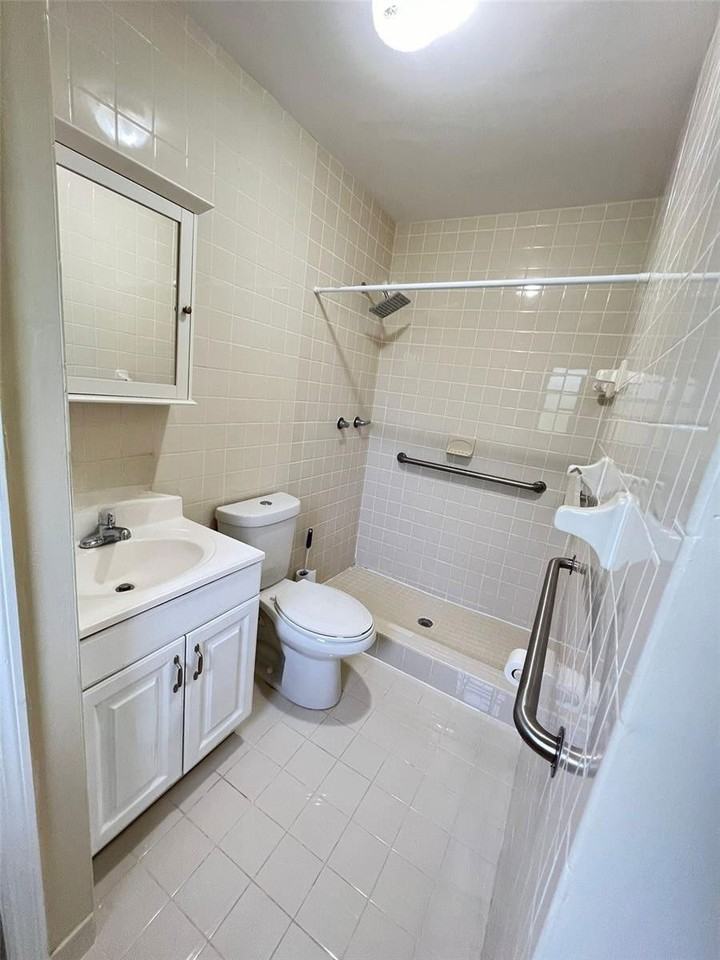 2101 Sw 81st Ave - Photo 5 of 8