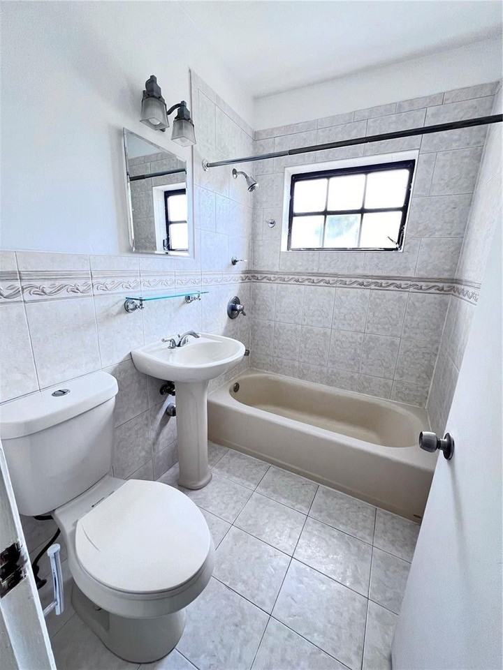 2101 Sw 81st Ave - Photo 7 of 8