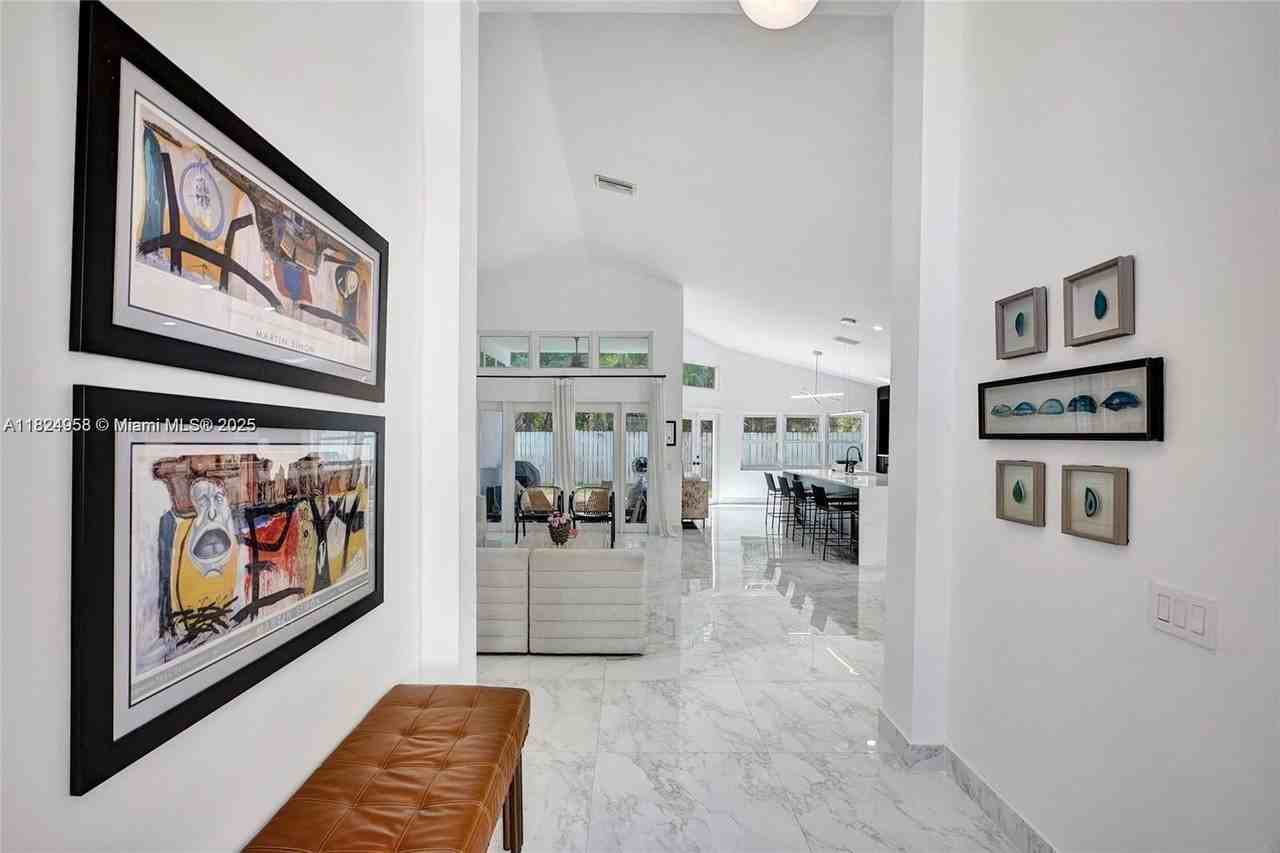 204 Cameron Dr - Photo 4 of 40