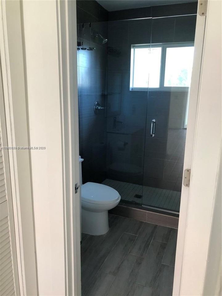 220 Nw 46th St #220 - Photo 7 of 17