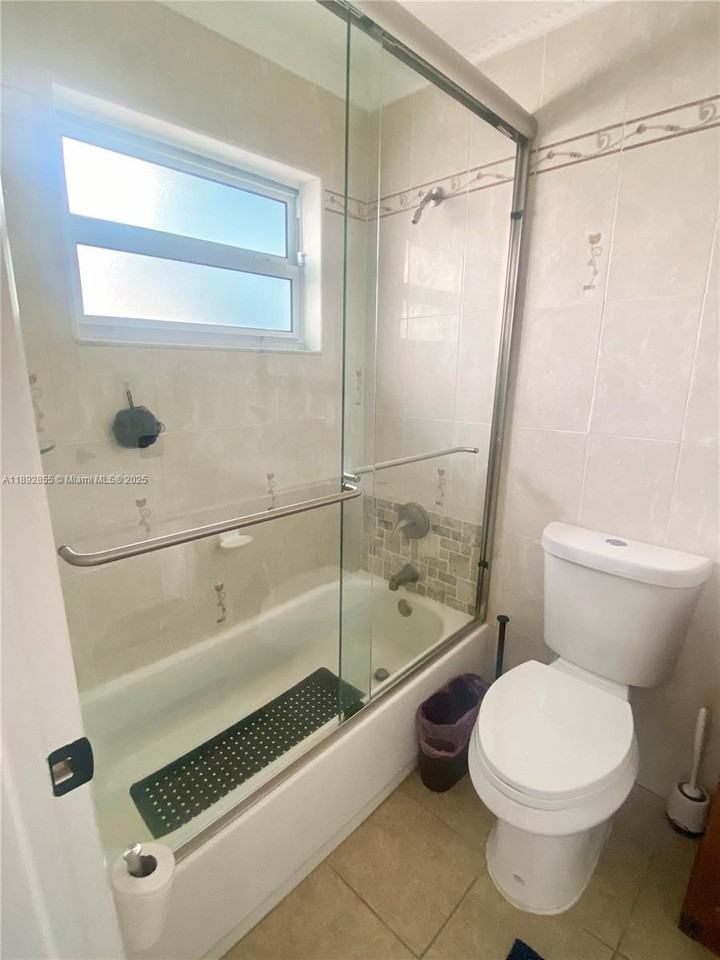 945 Sw 9th St #A - Photo 2 of 10