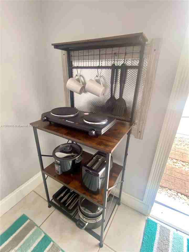 945 Sw 9th St #A - Photo 5 of 10