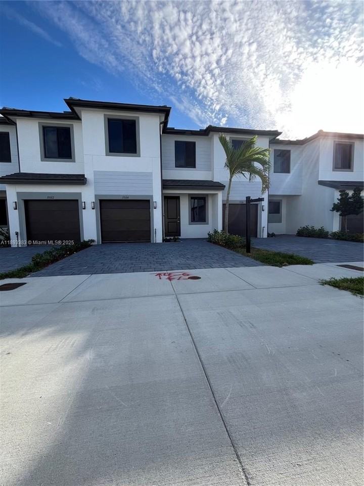 19104 Sw 345th Ter #19104 - Photo 2 of 28