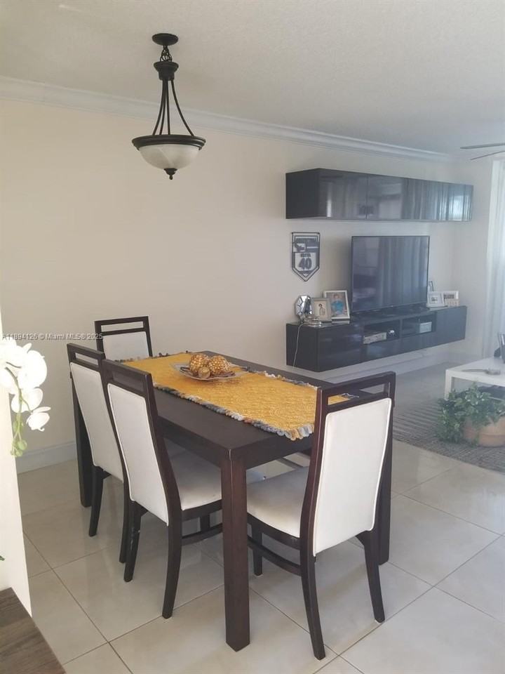 8465 Sunrise Lakes Boulevard #106 - Photo 4 of 8