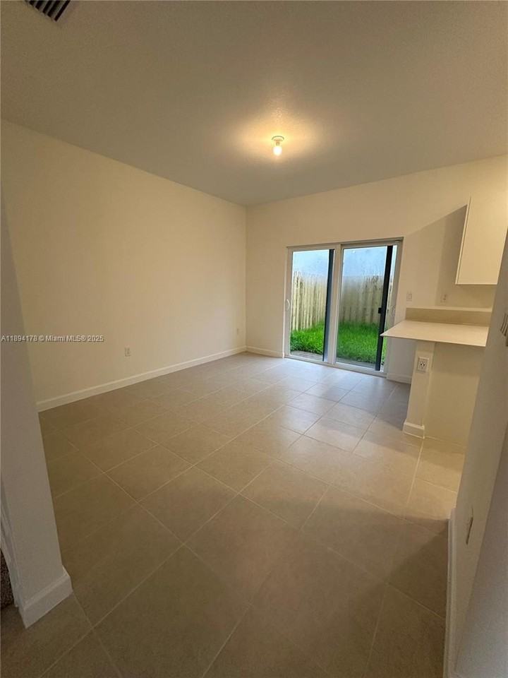 2534 Se 27th Dr #2534 - Photo 3 of 26