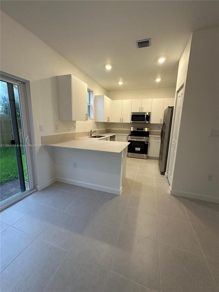 2534 Se 27th Dr #2534 - Photo 5 of 26