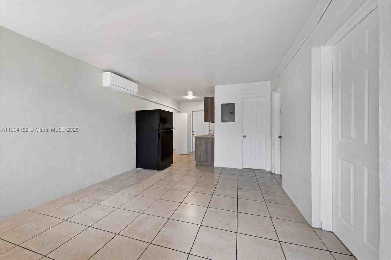 1210 Nw 2nd St #4 - Photo 6 of 12