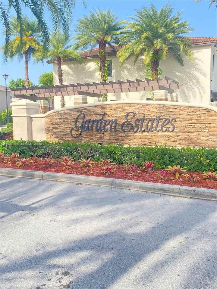 15290 Southwest 118th Terrace #15290 - Photo 2 of 31