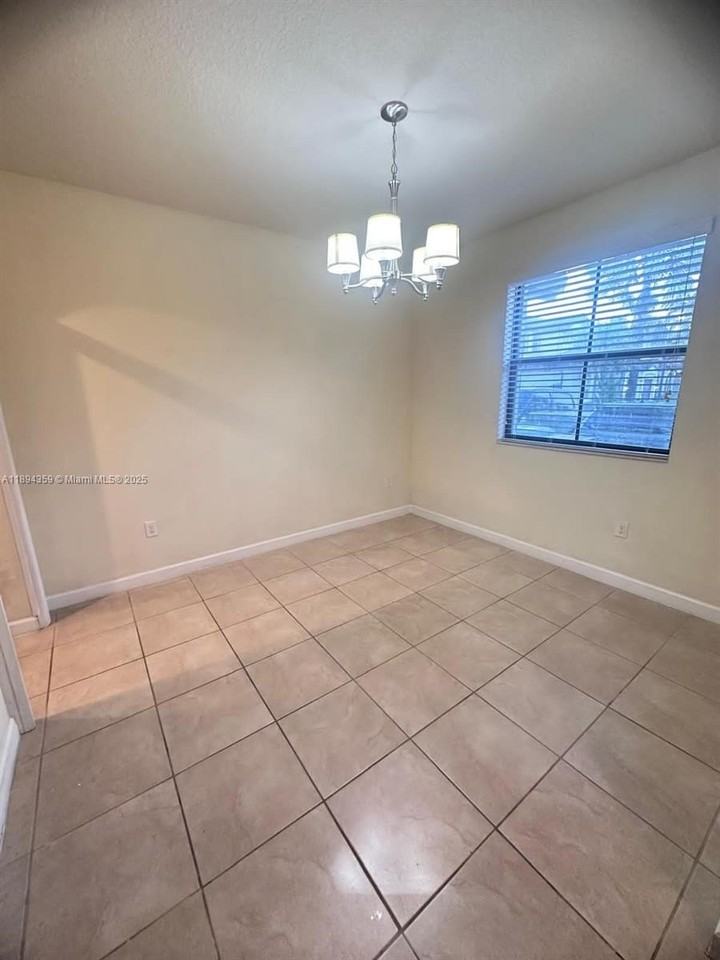 15290 Southwest 118th Terrace #15290 - Photo 4 of 31