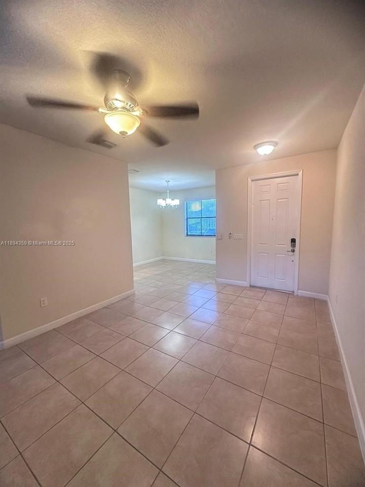 15290 Southwest 118th Terrace #15290 - Photo 5 of 31