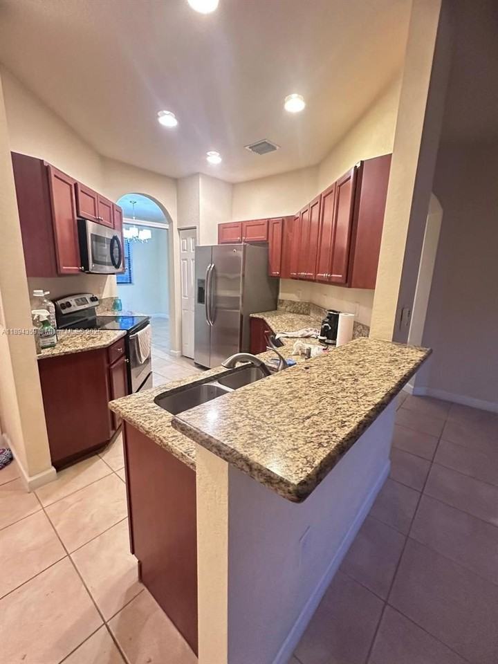 15290 Southwest 118th Terrace #15290 - Photo 7 of 31