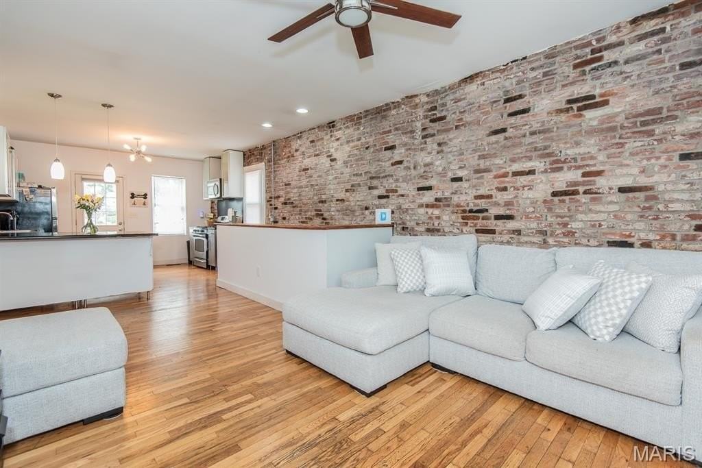 4048 Walsh Street - Photo 4 of 19