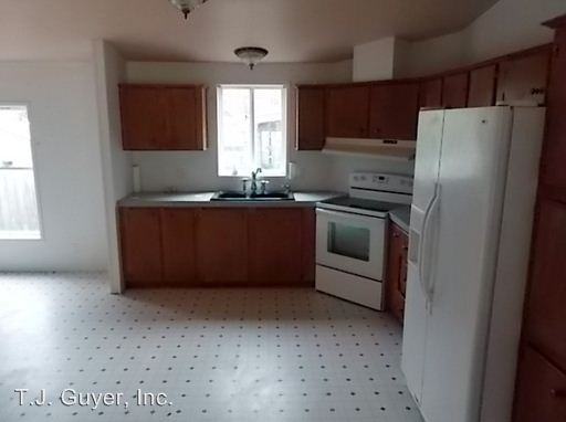 410 Columbia Rd - Photo 2 of 3