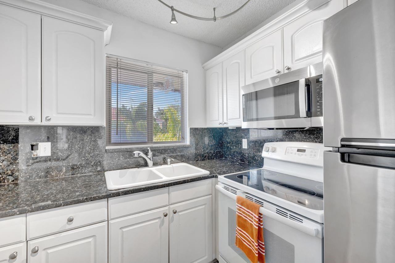 3030 Ne 5th Ter #9A - Photo 2 of 8