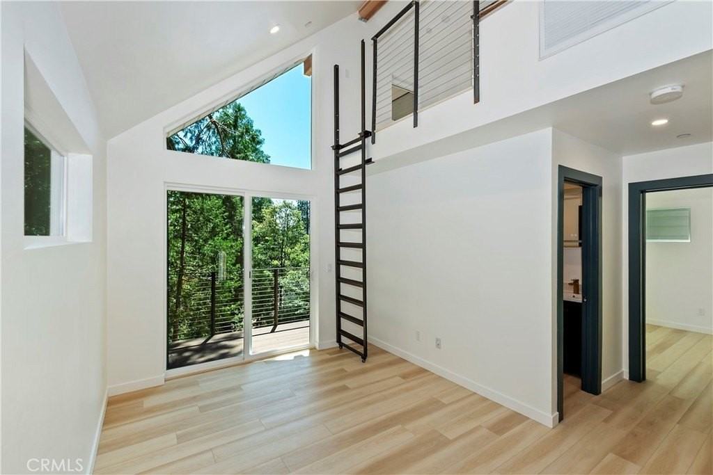 441 Oriole Dr #3 - Photo 3 of 34