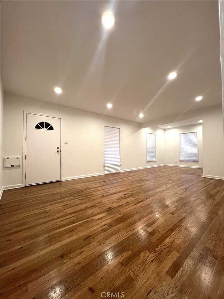 2308 W Century Blvd - Photo 3 of 18