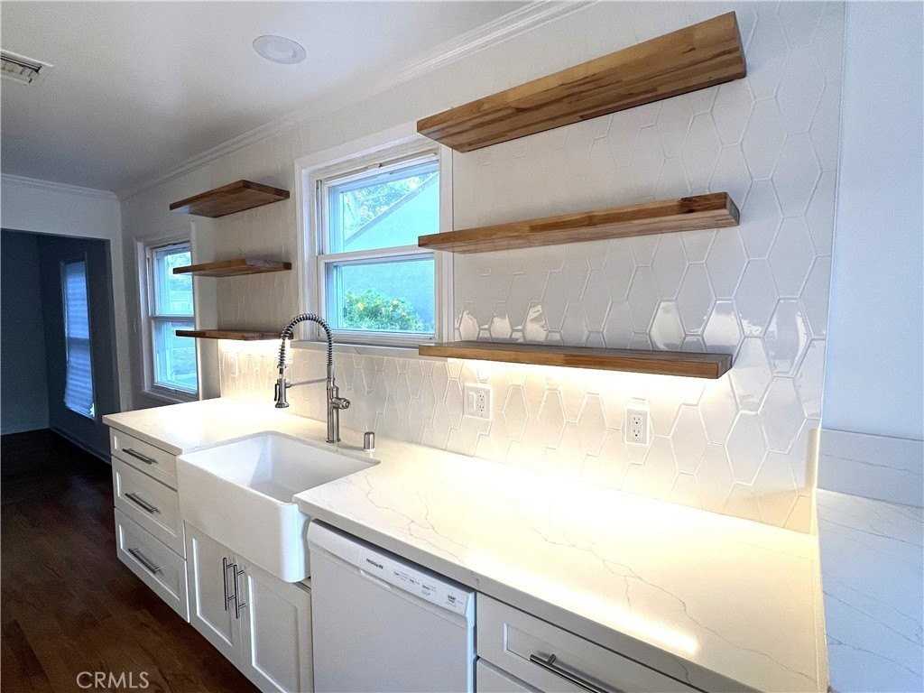 2308 W Century Blvd - Photo 6 of 18