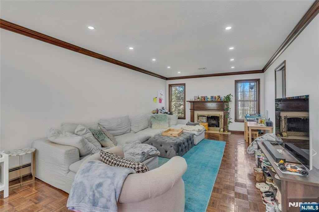 181 Upper Saddle River Rd - Photo 5 of 16