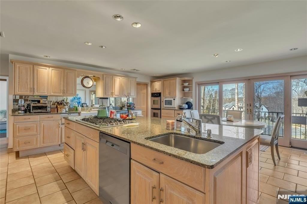 181 Upper Saddle River Rd - Photo 7 of 16