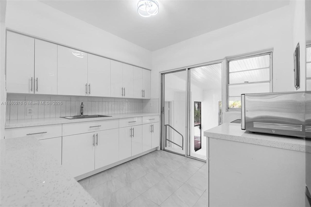 1107 El Rado St - Photo 4 of 8