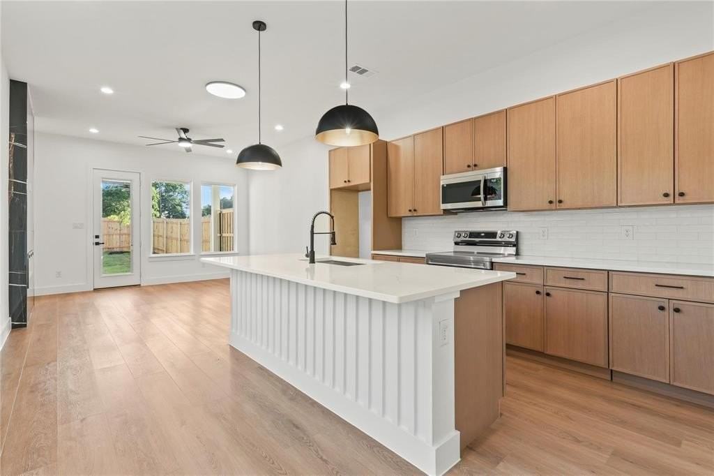 3523 S Harwood St - Photo 5 of 26