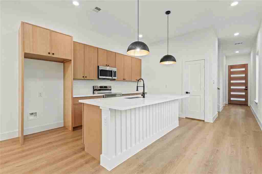 3523 S Harwood St - Photo 6 of 26