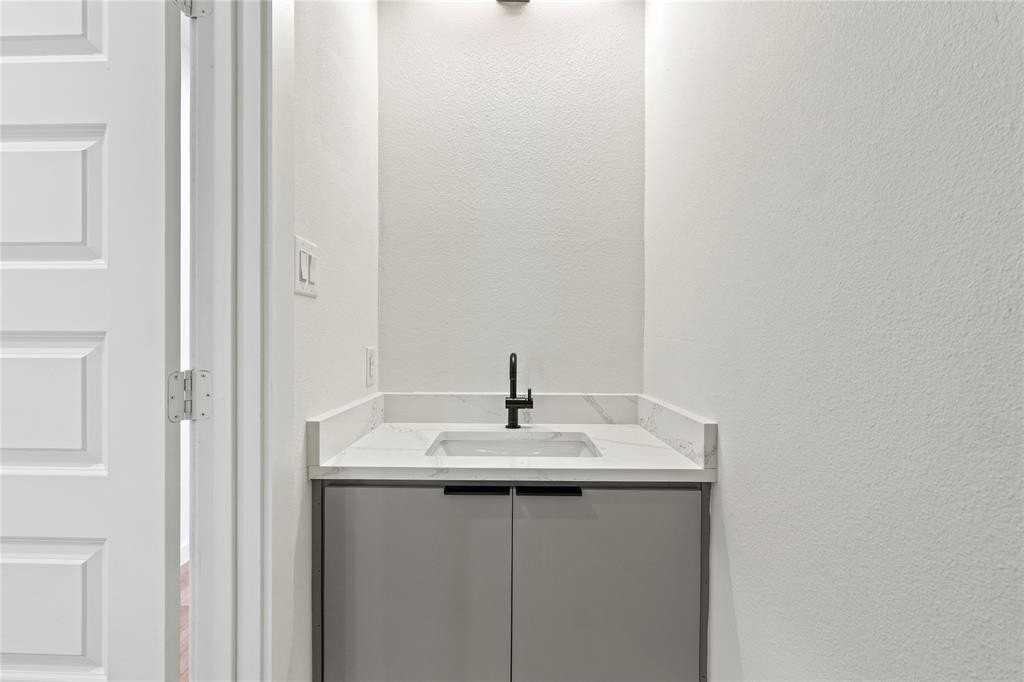 420 N Moore St - Photo 4 of 26