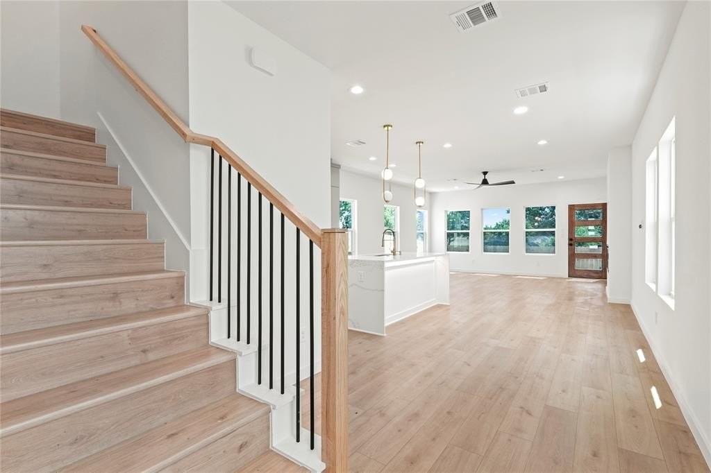 420 N Moore St - Photo 5 of 26