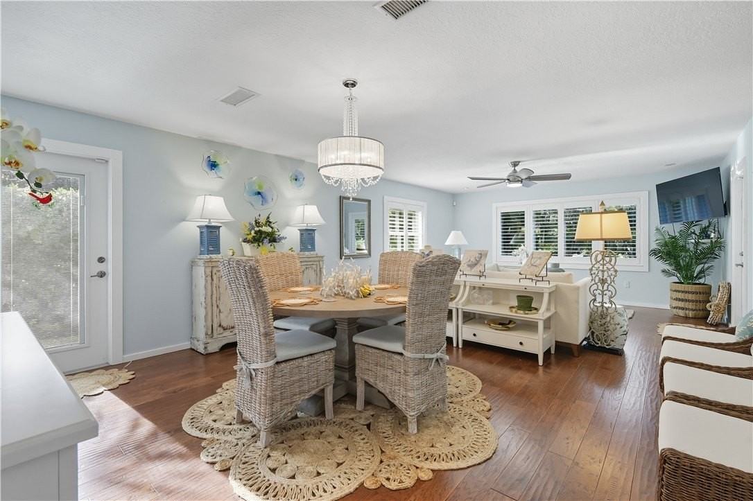 676 Royal Palm Pl - Photo 4 of 35