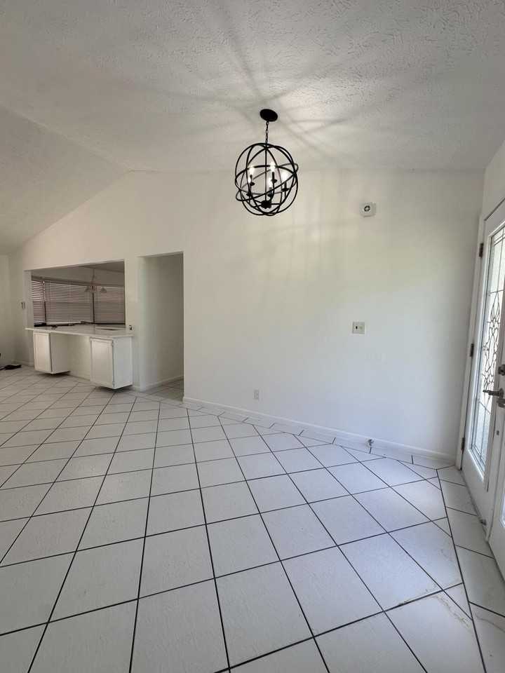 1686 Se Trumpet Ln - Photo 2 of 13