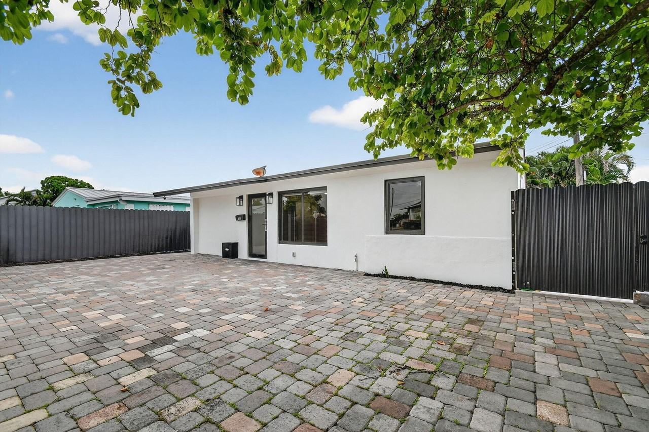 5008 Parker Ave - Photo 3 of 32