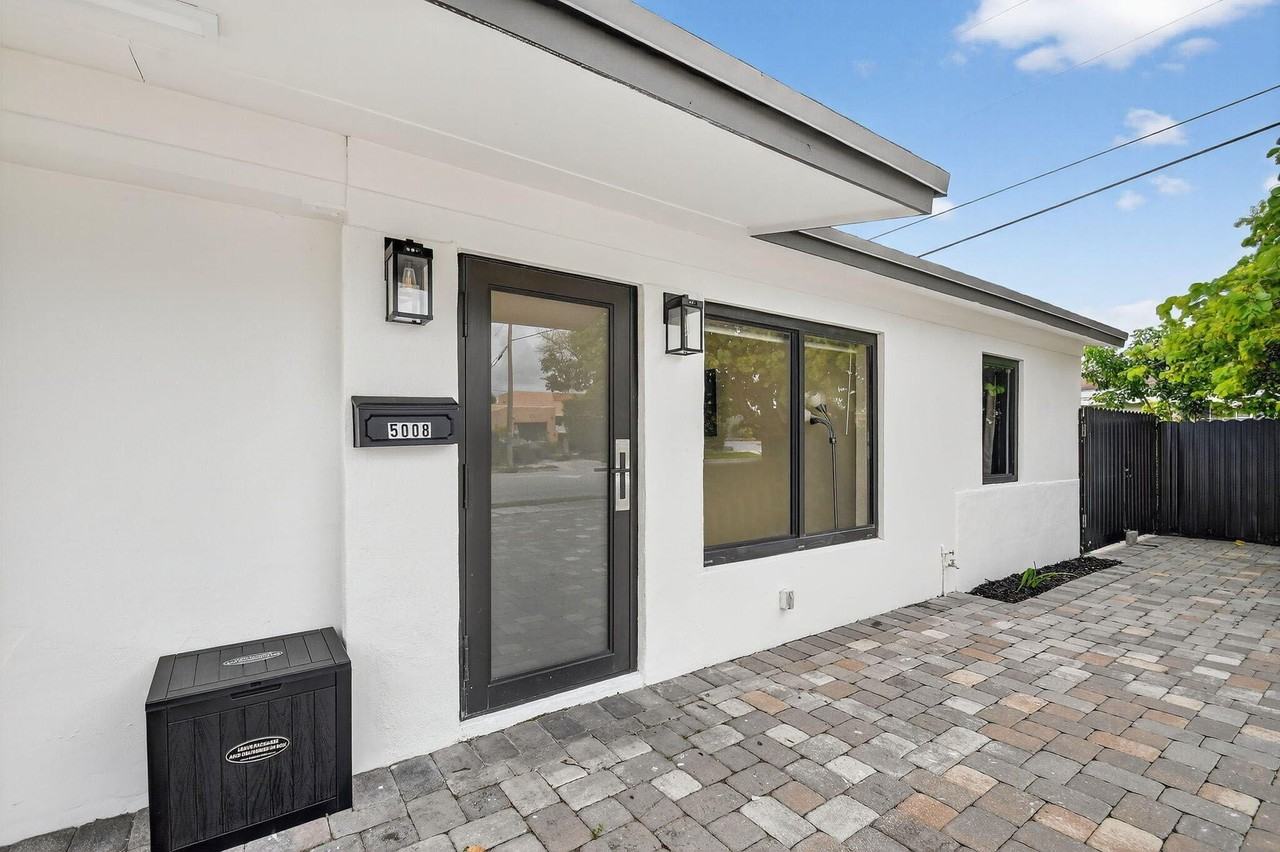 5008 Parker Ave - Photo 4 of 32