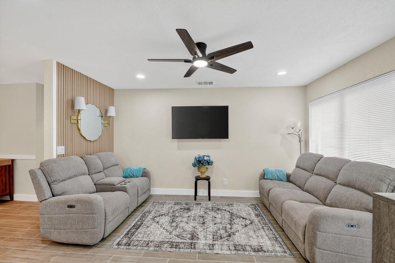 5008 Parker Ave - Photo 6 of 32